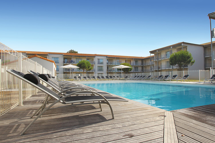 Residence Le Domaine du Château - Vacancéole - La Rochelle - Outdoor heated swimming pool